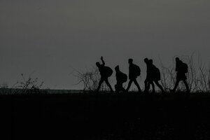 Schatten von 6 Menschen, einer winkt