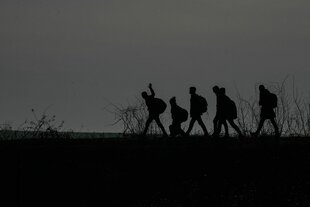 Schatten von 6 Menschen, einer winkt