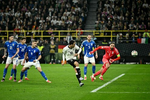 Musial schießt zum 2:0 ein. Fünf Italiener schauen zu