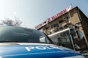 Vor dem Club About Blank steht der Adenauer-Bus, davor ein Polizeiwagen