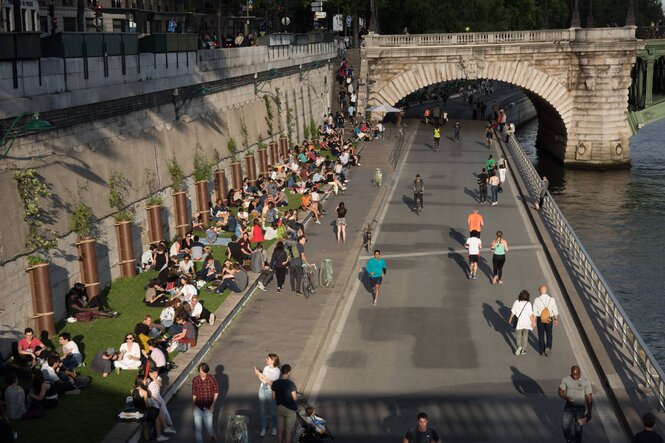 Fussgänger und sportler an einem Ufer, verkehrsberuhigt