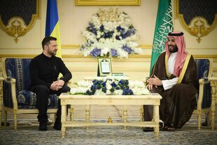 Selenskyi und der saudische Kronprinz kommen schauen sich an