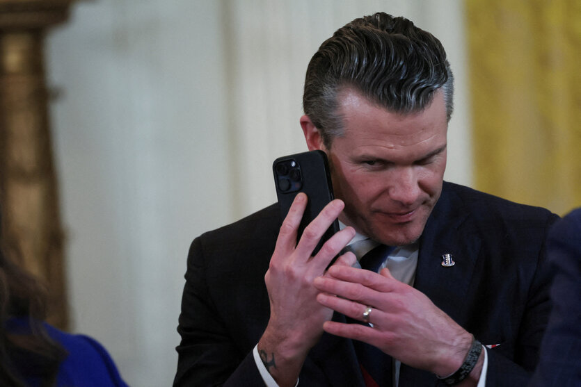 Verteidungsminister Pete Hegseth am Handy