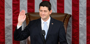 Paul Ryan hebt die Hand zur Vereidigung