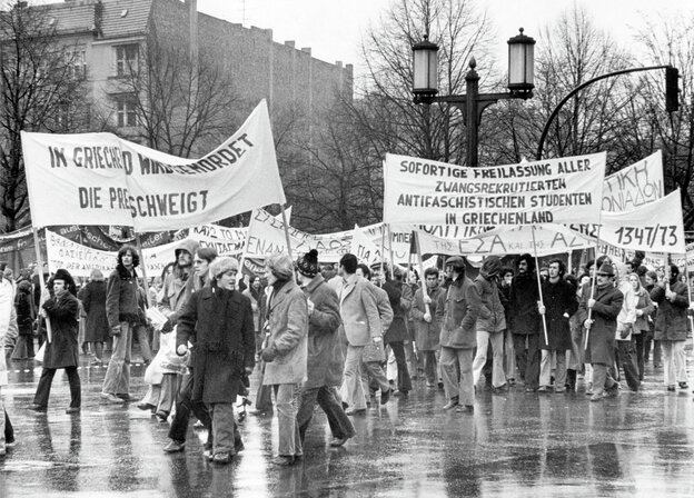 Schwarzweißfoto einer Demonstration gegen die griechische Militärdiktatur