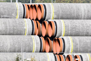 Pipelineröhren, gestapelt und aneinander gereiht, warten auf die Verlegung