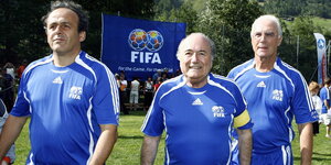 Platini, Blatter und Beckenbauer in kurzen Hosen.