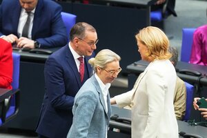 Julia Klöckner (r., CDU), Bundestagspräsidentin, nimmt nach ihrer Wahl Glückwünsche von Alice Weidel, Fraktionsvorsitzende der AfD, und Tino Chrupalla, AfD-Bundesvorsitzender und Fraktionsvorsitzender der AfD, entgegen bei der konstituierenden Sitzung des