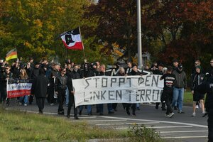 Rechte Demo hinter einem Trasparent gegen 