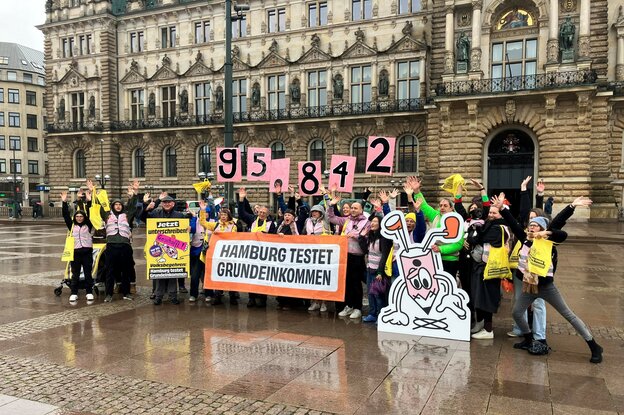 Aktivist:innen der Volksinitiative posieren vor dem Hamburger Rathaus