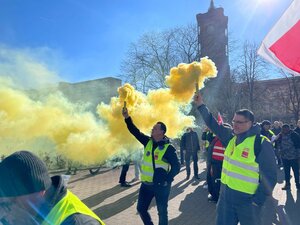 Mit Rauchtöpfen demonstrieren Beschäftigte der Berliner Verkehrsbetriebe (BVG)vor dem Roten Rathaus in Berlin.