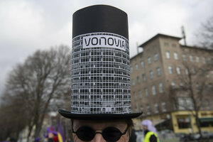 Der Name der Immobiliengesellschaft Vonovia steht auf dem Hut eines Teilnehmers an der Demonstration «Karneval der Enteignung» in Kreuzberg.