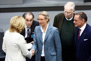 Alice Weidel und Kollegen gratulieren der neuen Bundestagspräsidentin Julia Klöckner.