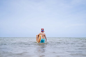 Ein Mann mit Hut im Meer