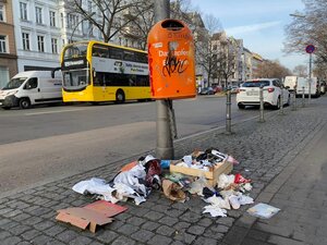 Müll liegt unter einem Mülleimer auf einer Straße in Berlin-Kreuzberg