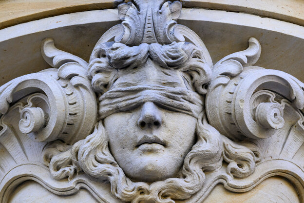 Darstellung der Justitia, der römischen Göttin der Gerechtigkeit, über einem Portal