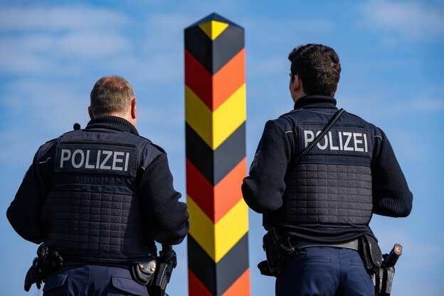 Zwei Bundespolizisten gehen im Grenzgebiet der EU-Binnengrenze zu Polen auf der Insel Usedom Streife