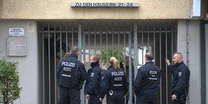 Polizisten durchsuchen Kreuzberg
