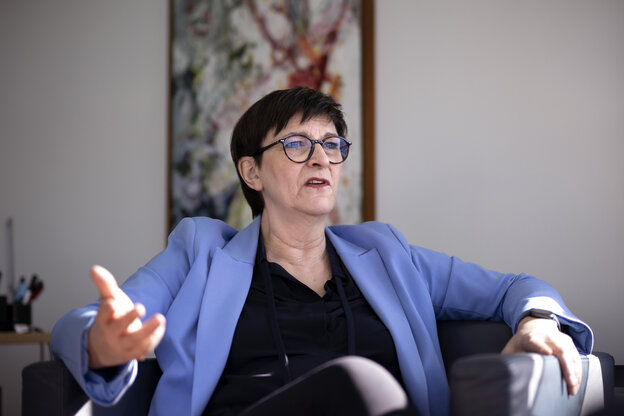 Esken sitzt in einem Sessel und gestikuliert