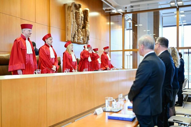 Zweiter Senat des Bundesverfassungsgerichts kommt in den Verhandlungssaal