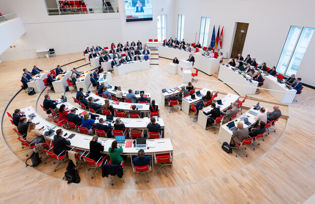 Das Bild zeigt einen Blick in den Plenarsaal des Brandenburger Landtags bei einer Regierungserklärung von Ministerpräsident Dietmar Woidke (SPD) am 26. März 2025