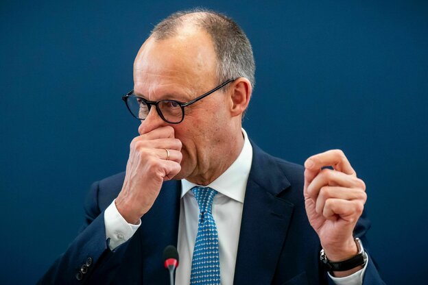 Merz hält sich die Nase zu