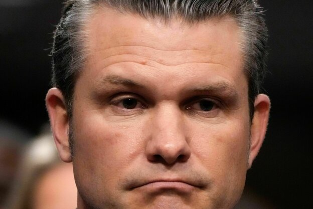 Nahaufnahme von Pete Hegseth ratlos dreinblickend