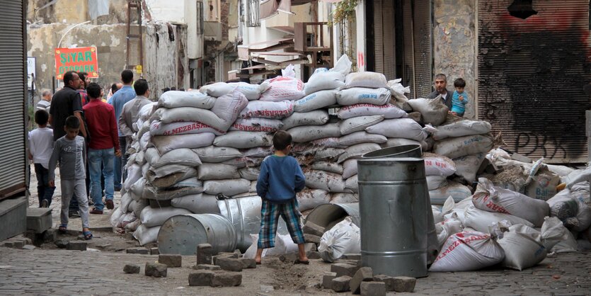 Straßensperre in der türksichen Stadt Diyarbakir.