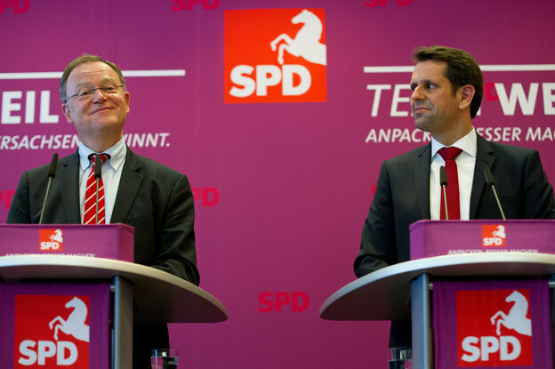 Stephan Weil und Olaf Lies stehen im Landtagswahlkampf 2012 nebeneinander an zwei Rednerpulten.