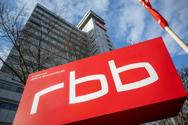 Ein Schild mit dem Logo des rbb hängt an dem Gebäude des Fernsehzentrums