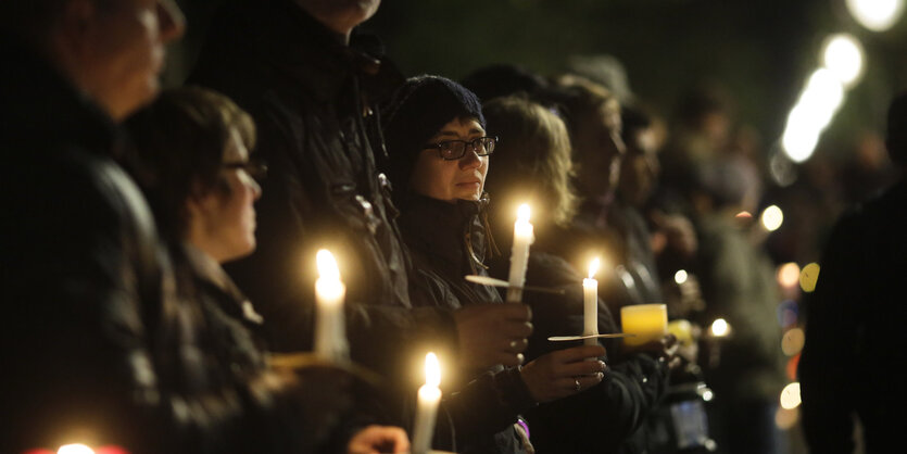 Teilnehmer einer Lichterkette für Geflüchtete in Berlin