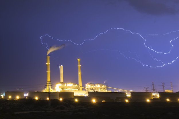 Ein Blitz schlägt in ein Kraftwerk ein