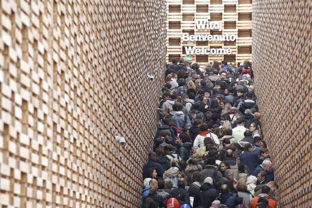 Eine Menschenmenge vor dem polnischen Expo-Pavillon in Mailand