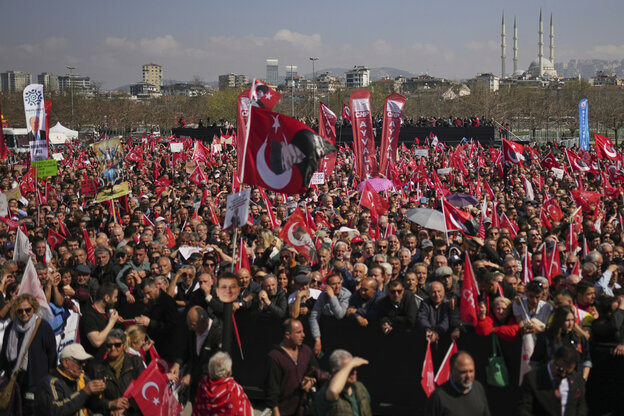 Menschenmasse, viele Türkei-Fahnen