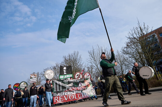 Circa 200 Neonazis der Kleinstpartei der Dritte Weg protestieren durch Berlin-Hellersdorf.