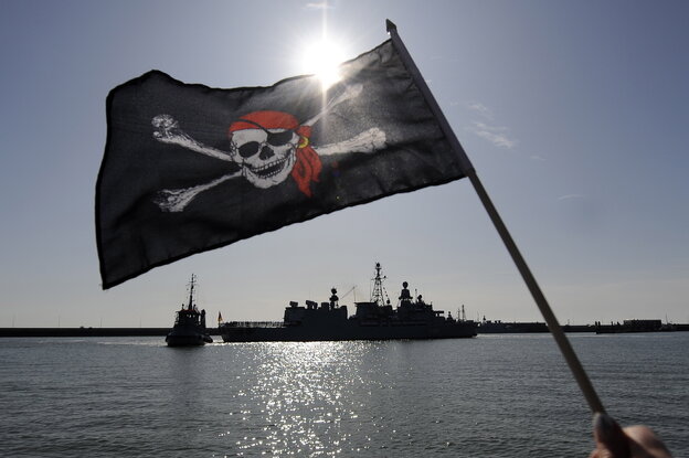 Eine Piratenflagge weht im Wind