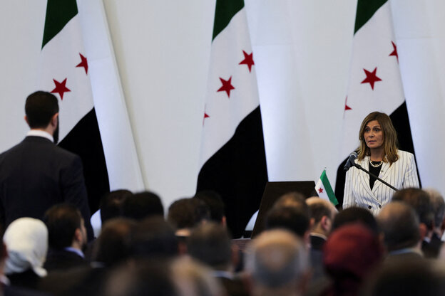 Eine Ministerin in Syrien leistet den Amtseid
