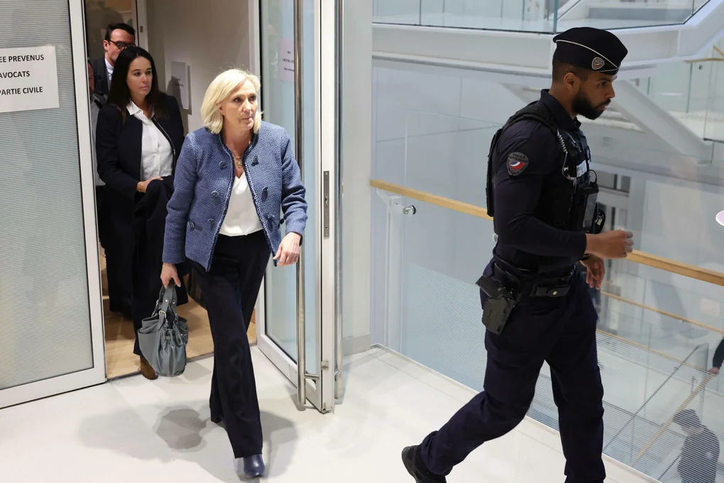 Marine Le Pen verlässt einen Gerichtssaal.