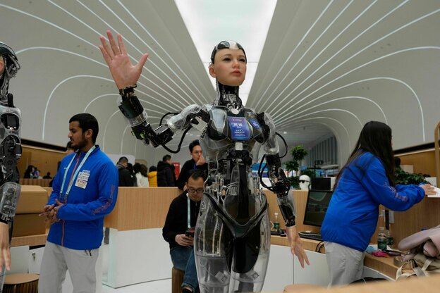 Roboter mit menschlichem Aussehen in Ausstellungsraum