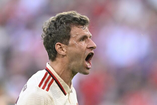 Ein Mann im Fußballtrikot lässt seinen Emotionen freien lauf