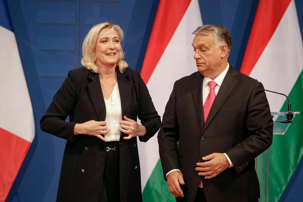 Le Pen und Orbán bei einer Pressekonferenz.