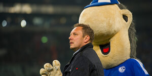 Trainer und Maskottchen von Schalke 04 Seite an Seite
