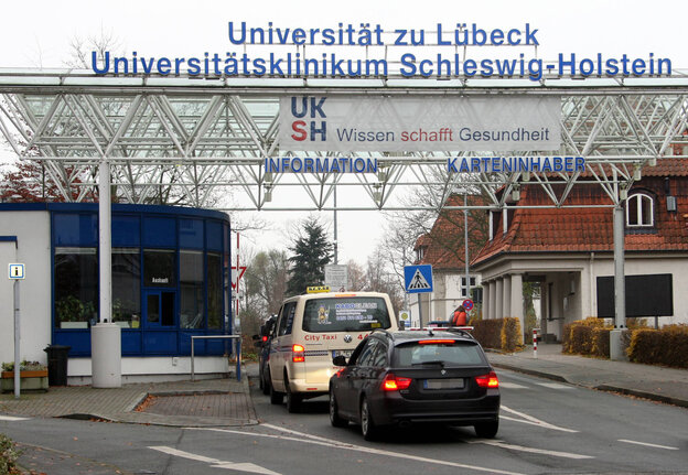Autos warten vor der Einfahrt zum Lübecker Universitätsklinikum.