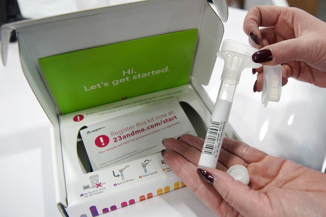 Ein Testkit der Firma 23andme: ein Karton mit Spuckröhrchen