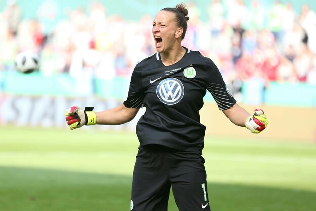 Almuth Schult jubelt im Trikot des VfL Wolfsburg