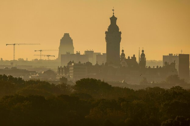 Silhoutte der Stadt Leipzig, das Neue Rathaus und das Völkerschlachtdenkmal zeichnen sich ab