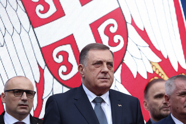 Milorad Dodik, spricht zu seinen Anhängern, die Flagge der reublik Srpska im Hintergrund