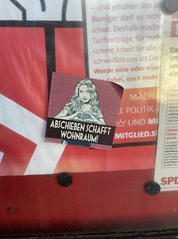 Ein Aufkleber mit der Aufschrift :