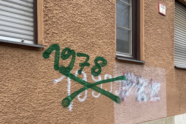 Auf einer Hauswand sind verschiedene Graffiti zu sehen