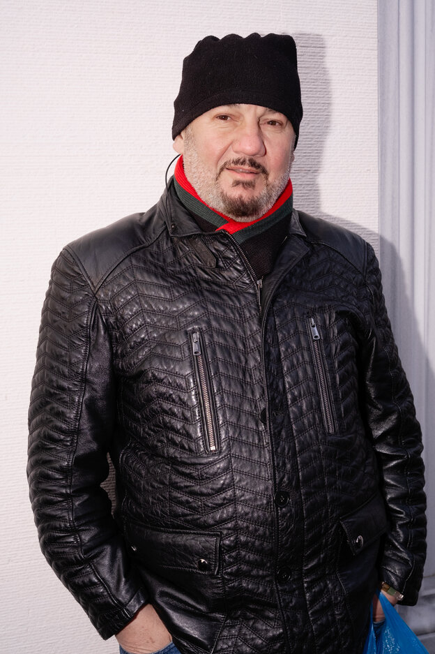 Ein älterer Mann trägt eine schwarze Mütze iund Lederjacke